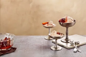 Zimt-Softeis mit Zwetschgen