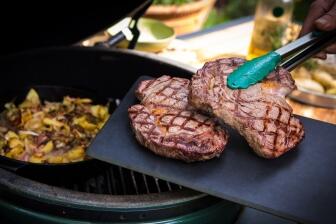 Rib-Eye-Steak mit Bratkartoffeln, Speck und Zwiebeln