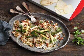 Birne-Basilikum Carpaccio mit Champignons und gegrilltem Spargel