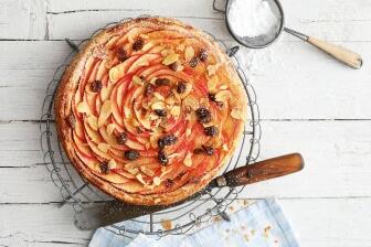 Bratapfel-Tarte mit Mandeln und Rum-Rosinen