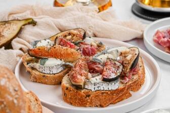 Bruschetta mit Parmaschinken, Ziegenkäse und Feigen