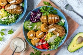 Buddha Bowl mit Fächerkartoffeln, Falafeln und Joghurt-Tahin Dressing