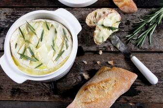 Gebackener Camembert mit Rosmarin