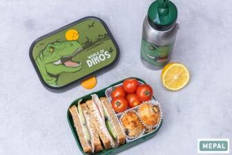 Dino-Lunch Pausensnack: Gesundes Brot, Haferflocken-Muffins und selbstgemachter Eistee