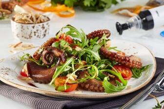 Pulpo Sous-vide mit Rucola, Mandeln und Kirschtomaten