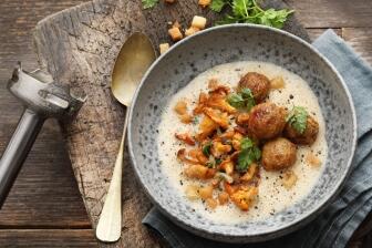 Pfifferlings-Cremesuppe mit gebackenen Kalbsbällchen