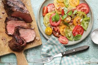 Rumpsteak vom Grill mit buntem Tomatensalat