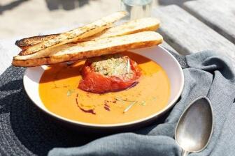 Geeiste Gemüsesuppe mit Grilltomate und Röstbrot