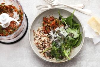 Reis-Bowl mit Tomaten-Pesto und Blattspinat