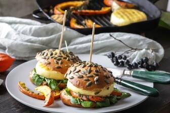 Burger mit Kürbis, Grillkäse und Walnussmayonnaise