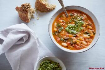 Kürbissuppe mit weißen Bohnen und Pesto