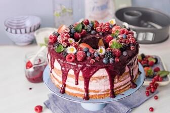 Mandel-Kuchen mit Amaretto-Ricotta-Füllung und Beeren-Topping