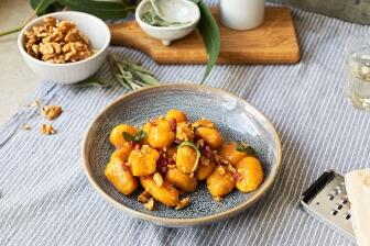 Kürbis-Gnocchi mit Salbeibutter, Walnüssen und Speck