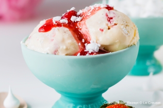 Eton Mess Eis mit fruchtiger Erdbeersauce