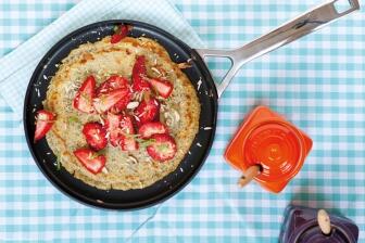 Mohn-Crêpes mit marinierten Erdbeeren