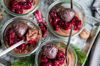 Veganes Lebkuchen-Schokomousse mit Gewürzkirschen