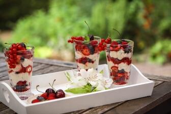 Limetten-Basilikum-Creme mit Beeren