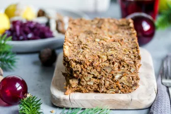 Linsen-Nussbraten mit cremiger Champignonsauce und Kartoffeln