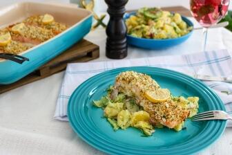 Ofenlachs mit Honig-Senf-Kruste auf Kartoffel-Gurkensalat