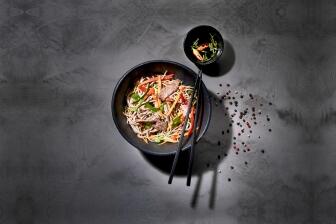 Soba Nudeln mit Rindfleisch und Gemüse