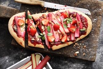 Gegrillte Pizza mit Rhabarber und Erdbeeren