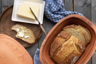 Dinkelbrot mit Buttermilch aus dem Römertopf