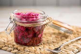 Selbst eingelegte Rote Beete-Rotkohl-Mischung