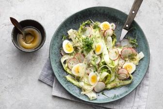 Spargelsalat mit Wachteleiern und Radieschen