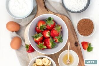 Schokoladen-Pfannkuchen mit Erdbeeren