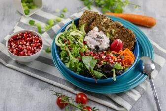 Summer Bowl mit Quinoa-Bratlingen