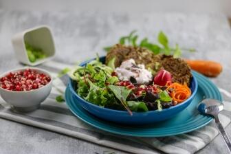 Summer Bowl mit Quinoa-Bratlingen