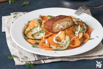 Tofu auf Couscous mit Gurken-Möhren-Salat