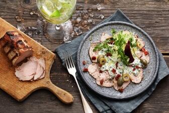 Gegrilltes Vitello mit Sauerrahm und Wildkräutersalat