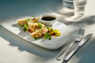 Tofu-Shiitake Gyoza mit Crispy Chili Öl und Blitz-Kimchi