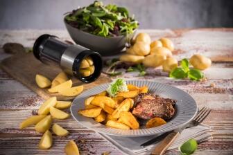 Entrecôte-Steaks mit knusprigen Mini-Wedges und Basilikumdip
