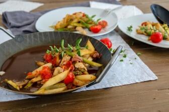 Zweierlei Spargel mit Hühnchen im Balsamicosud