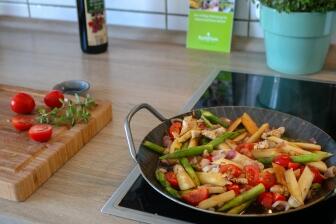 Zweierlei Spargel mit Hühnchen im Balsamicosud