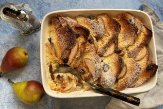 Birne und Brioche-Pudding