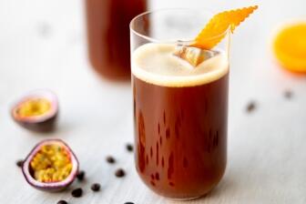 Fruchtiger Cold Brew mit Kohlensäure