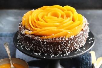 Schokoladen-Kokos-Torte mit Mango-Rose