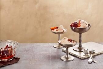 Zimt-Softeis mit Zwetschgen