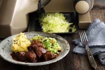 Hirschgulasch mit Wirsing und Kartoffel-Mohnstampf