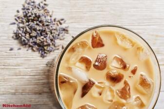 Eiskaffee mit Lavendel