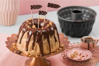 Karamell-Parfait mit Sahne-Toffee-Stückchen und Schoko-Glasur