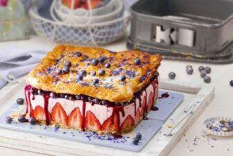Sommer-Erdbeer-Torte mit Streuselboden und Blätterteighaube
