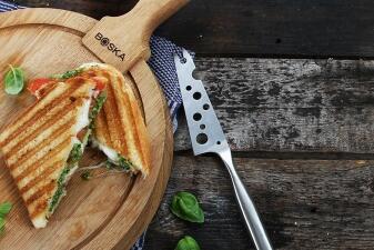 Toast Caprese mit grünem Pesto