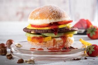 Süßer Brownie-Obst-Burger