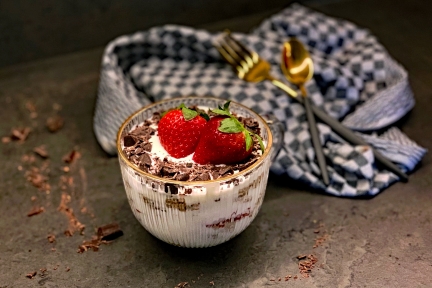 Erdbeer-Joghurt-Tiramisu mit Dinkelflocken und Chiasamen