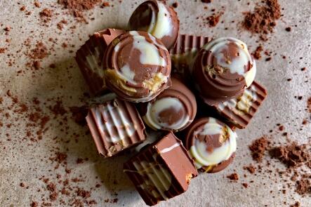 Pralinen mit Haferflocken-Crunch und Pistaziencreme