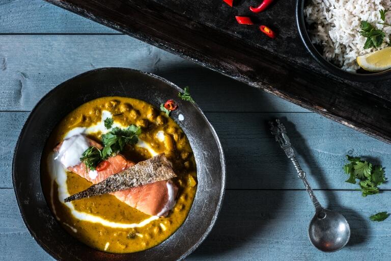 Gelbes Curry mit Lachs
